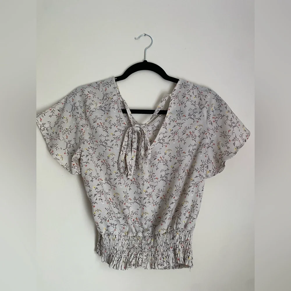 Floral top with a tie in the back - Picture 2 of 3